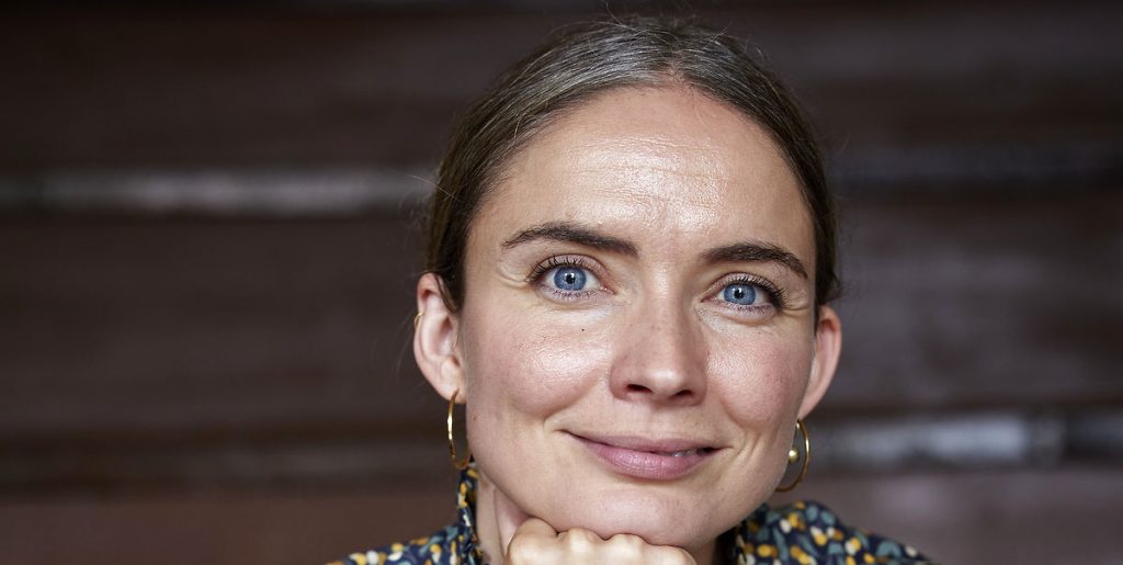 Neel Rønholt deler fuldstændig afklædt billede