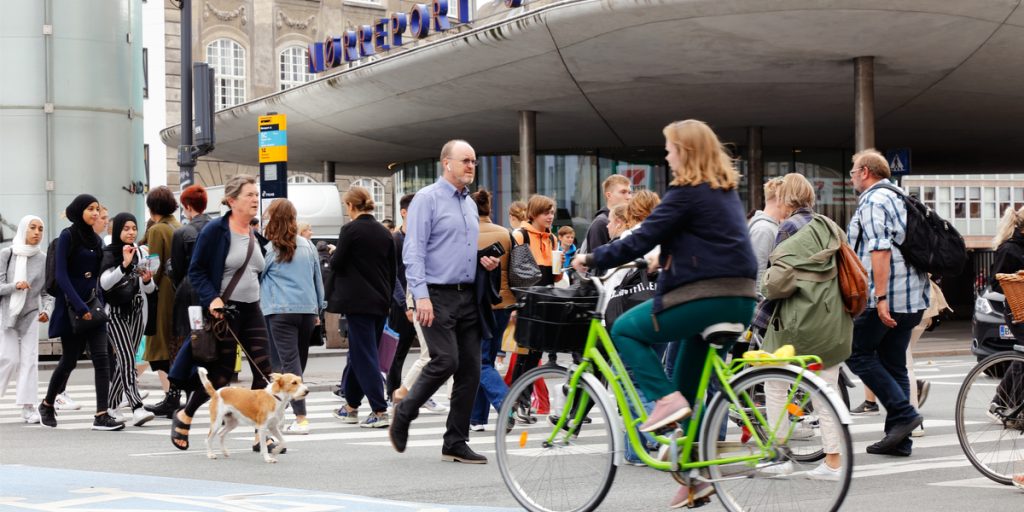 Alle danskere har mulighed for det: Deler 100.000 ud indtil klokken 12