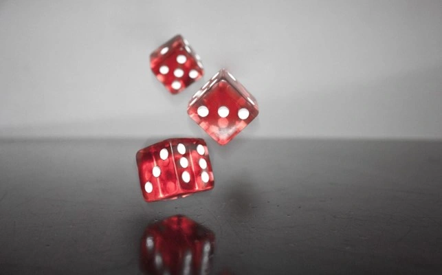 Fysiske casinoer vs. Online casinoer: Hvad er fordelene og ulemperne ved dem hver især?