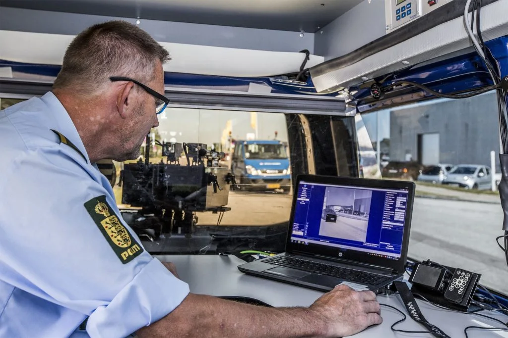 Dårlig timing: Bilist træffer dumdristig beslutning netop som han blæser forbi færdselskontrol