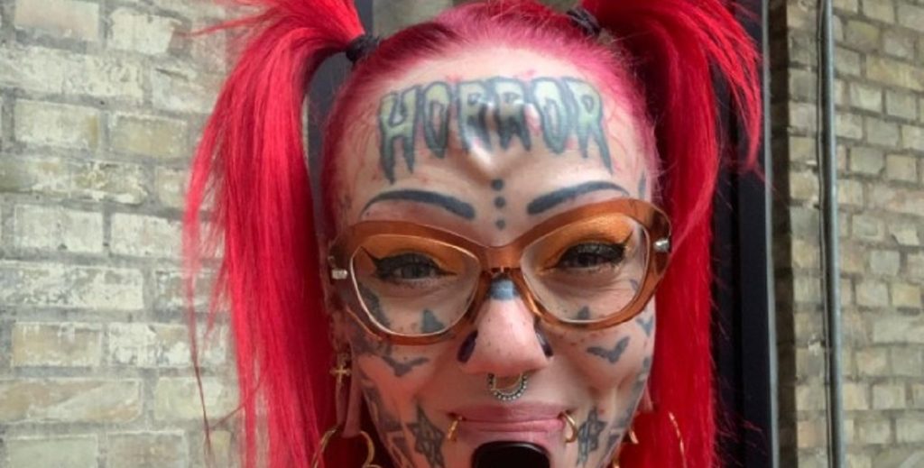 35-årig Sarah har blandt andet 400 kropspiercinger: Nu deler hun vigtigt budskab