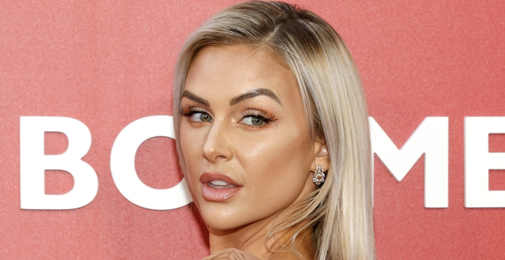Lala Kent smider tøjet og viser alt frem