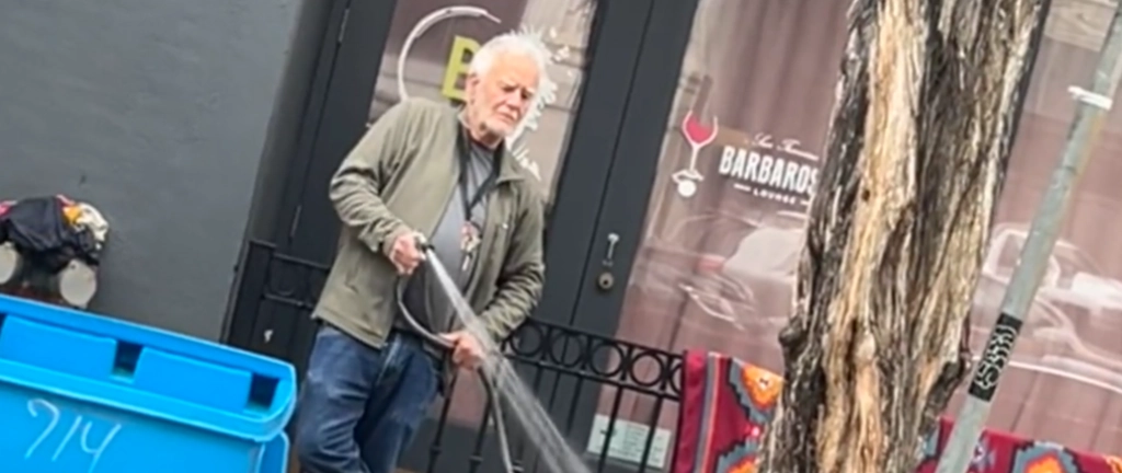Folk raser over hans behandling af hjemløs kvinde: Væmmeligt!