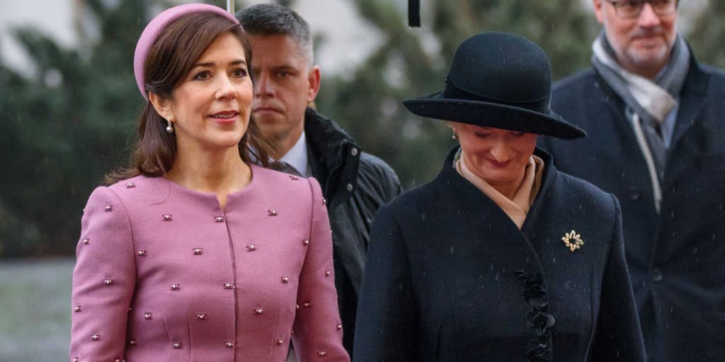 Kronprinsesse Mary springer ud af balkjolen og ned i bølgerne