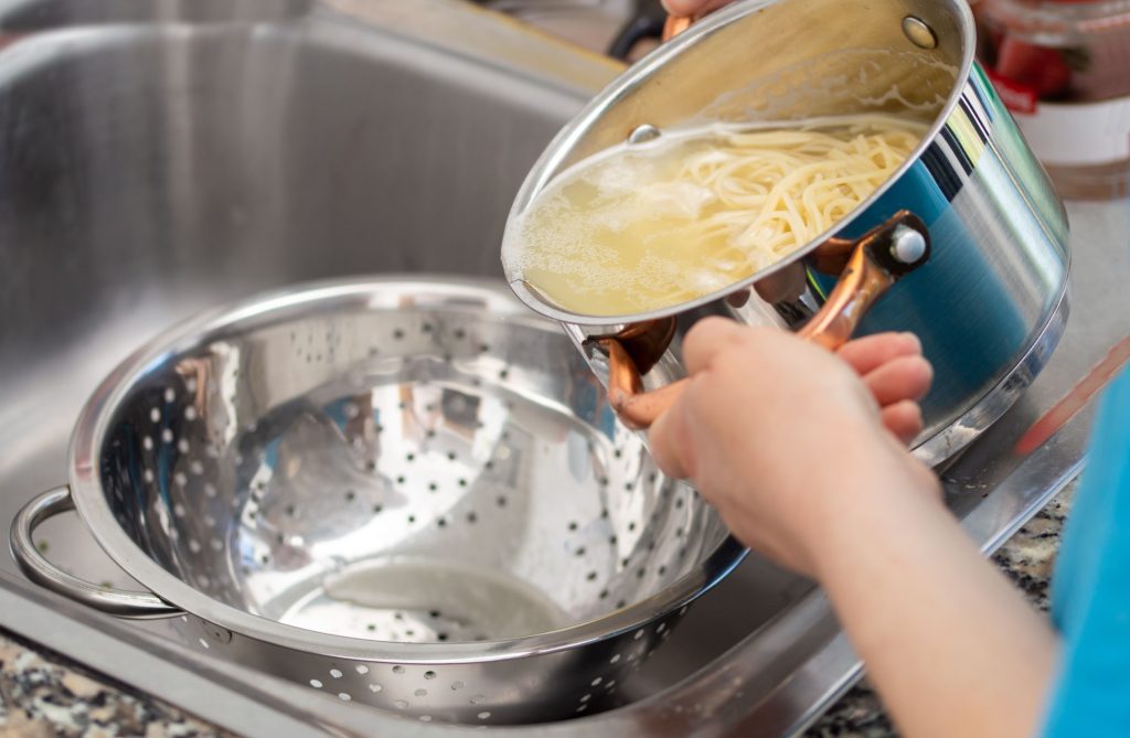 Her er forklaringen: Derfor bør du ikke dræne pasta i vasken