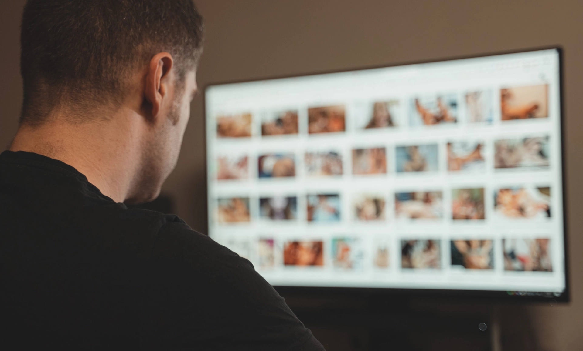 Chokerende afsløring: Så mange film er moderatorer for ‘voksen-site’ tvunget til at se dagligt