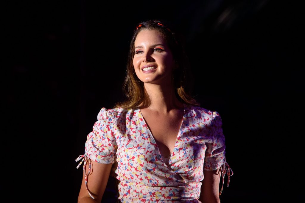 Lana Del Rey gør folk ellevilde: Smider BH’en