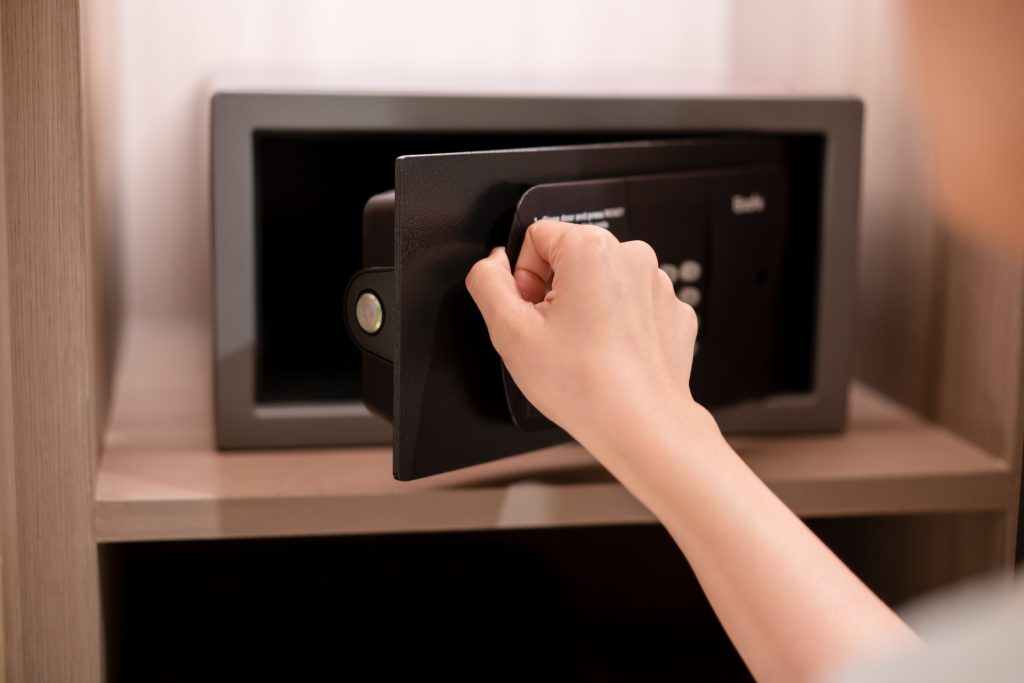 Folk er i chok: Derfor bør du altid lægge en sko ind i pengeskabet på hotellet