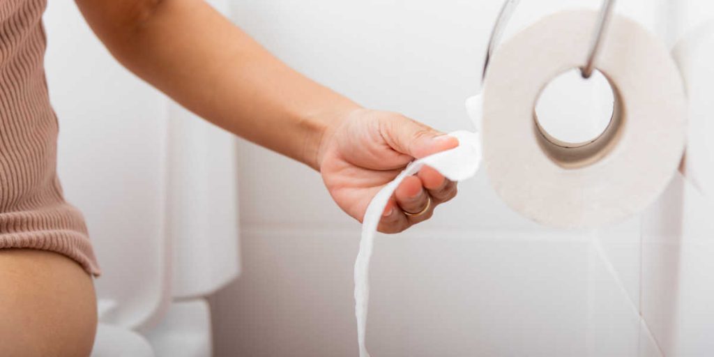 Kvinde genbruger toiletpapir: Alle stiller det samme spørgsmål