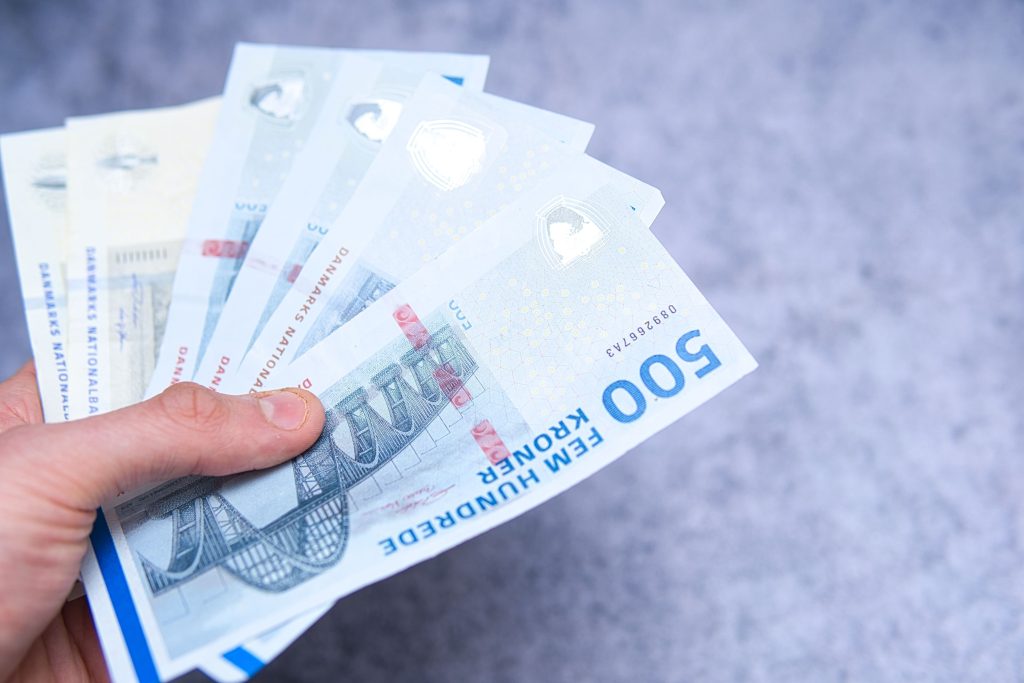 29-årig driver sidegesjæft fra varevogn og tjener op til 65.000 kroner om måneden: Arbejder kun tre uger om året