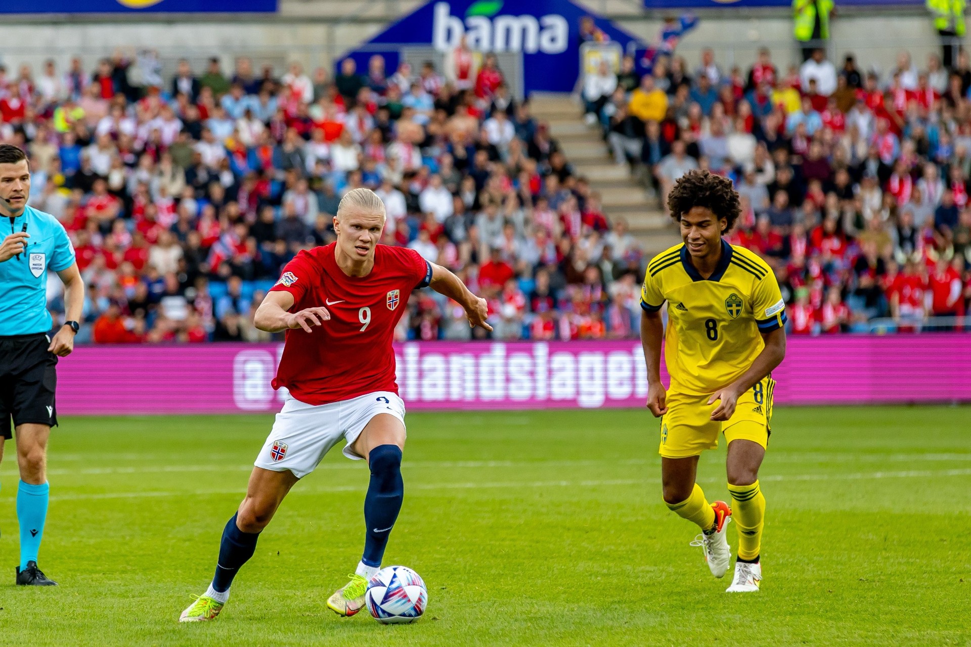 Landsholdstræner stormer fra interview i vrede