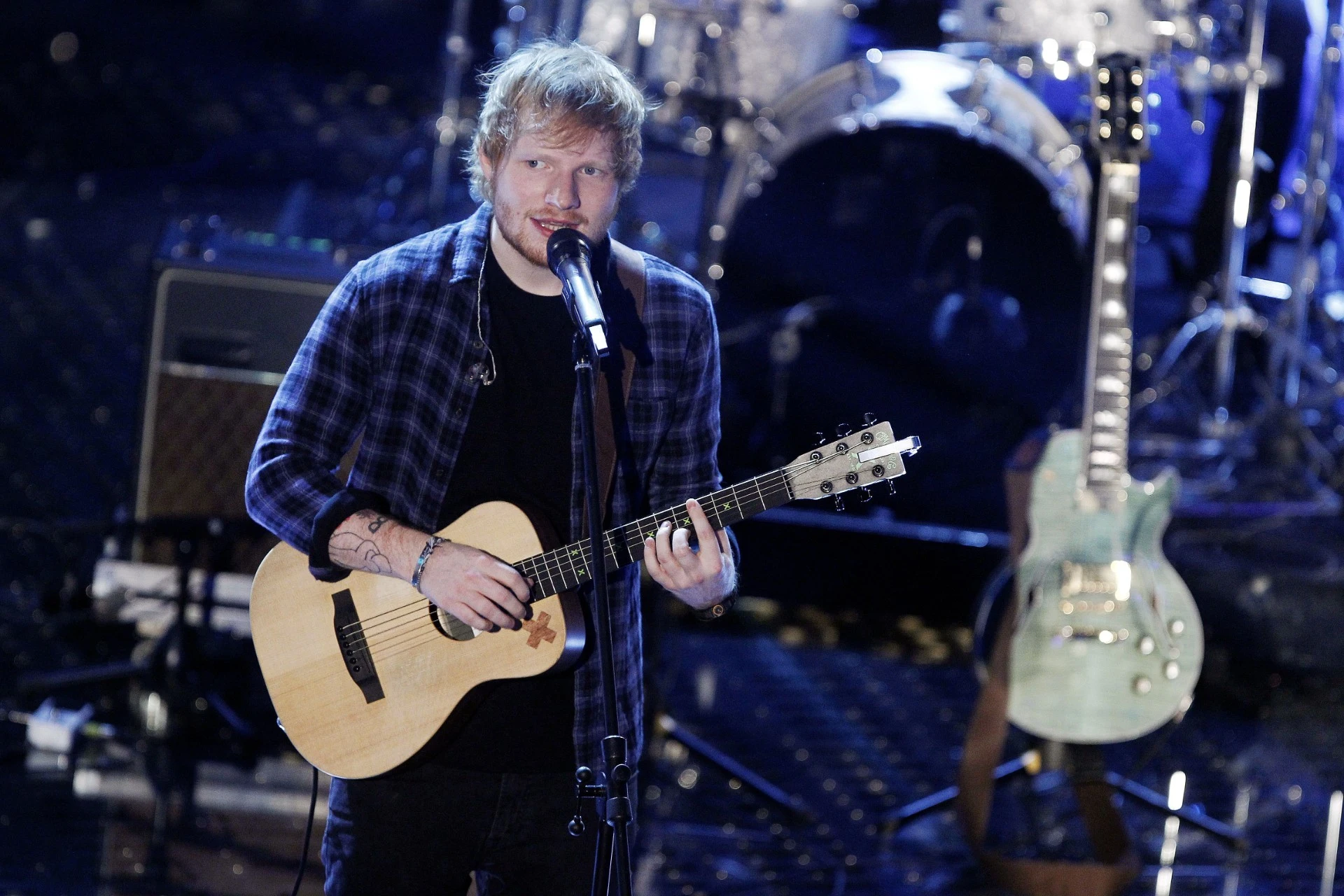 Efter sygdomsafsløring: Nu hyldes Ed Sheeran