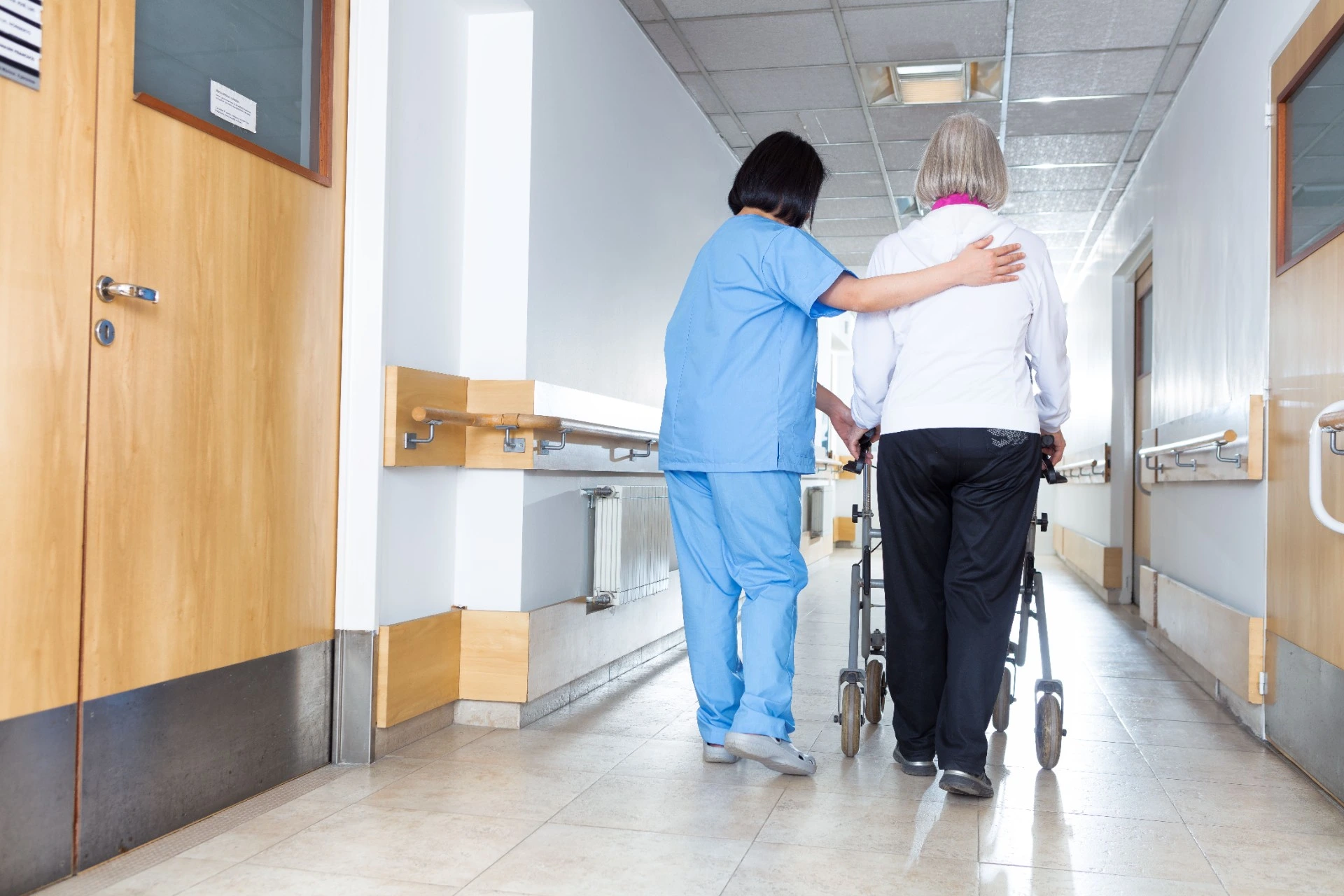 Social- og sundhedsassistenter under stort pres: Får hjælp fra uventet kant