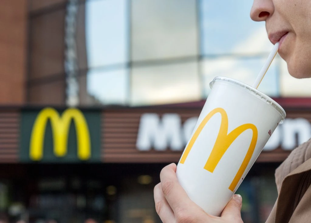 McDonald’s-ansat afslører: Det er der egentlig i din jordbær-milkshake