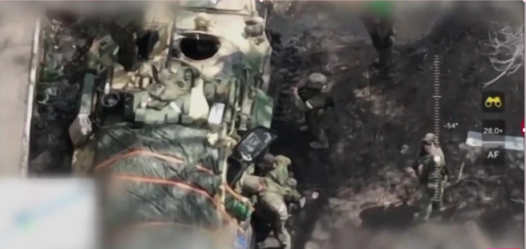Russisk soldat giver fingeren til ukrainsk drone