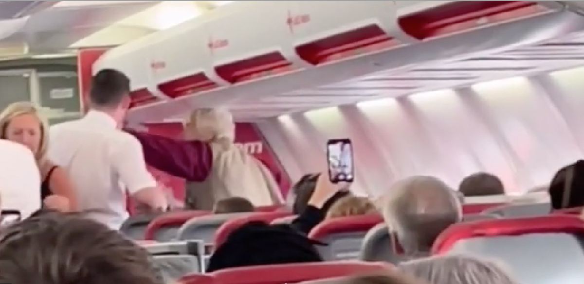 Jet2-steward tager pensionistens drink: Så stikker det helt af