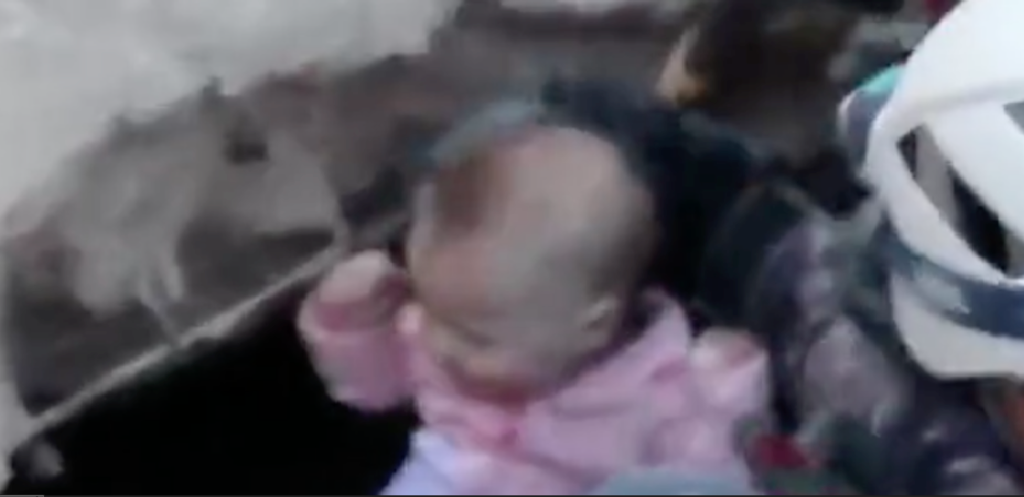 Sandt mirakel: Her trækkes levende baby ud af murbrokkerne 30 timer efter, at bygningen kollapsede