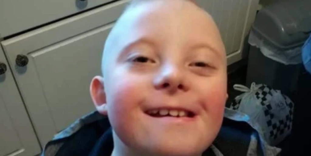 Lærerne efterlod 11-årig dreng med Downs syndrom ude i regnen: Lå nøgen og græd