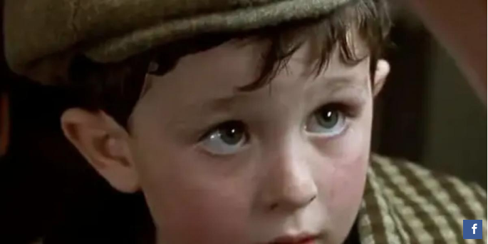 Lille dreng havde én replik i Titanic: Så meget tjener han på den 25 år senere