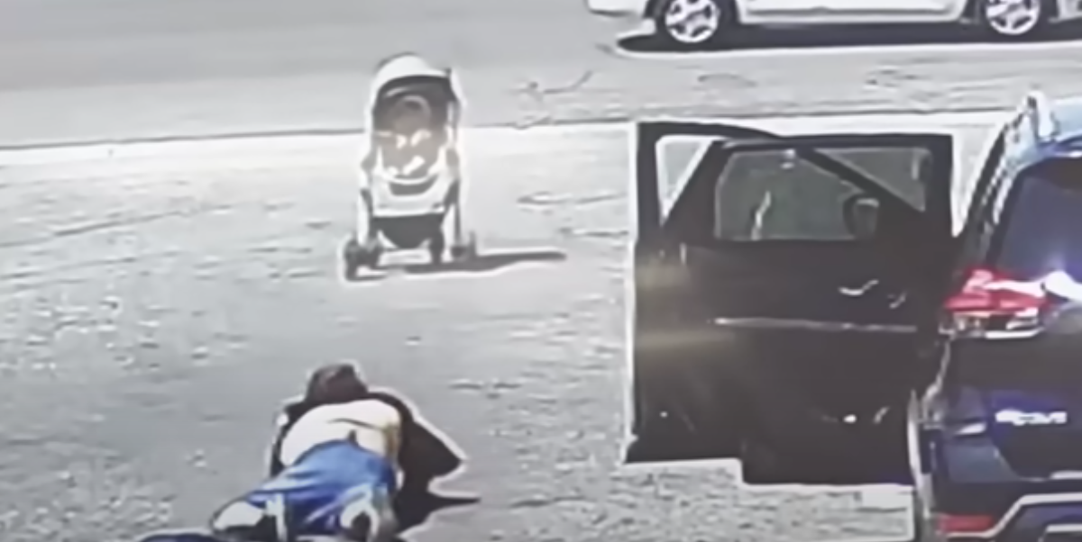 Video går viralt: Barnevogn styrer direkte mod døden