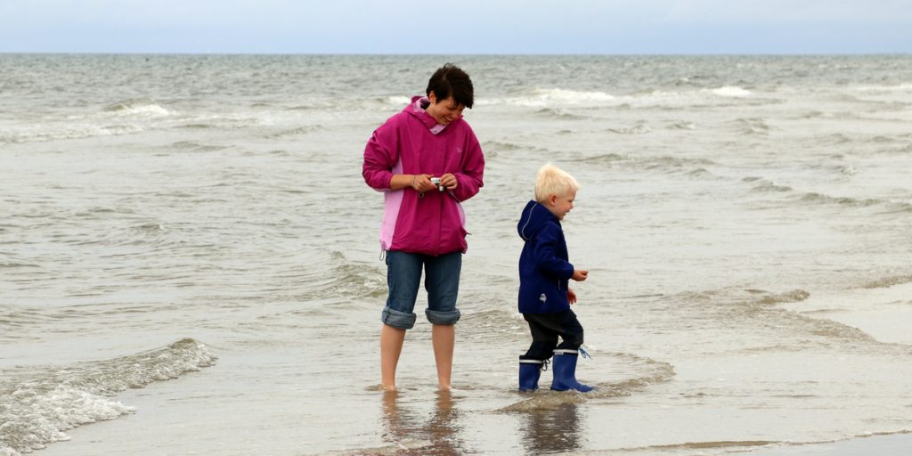 Advarer: Drop det på strandturen