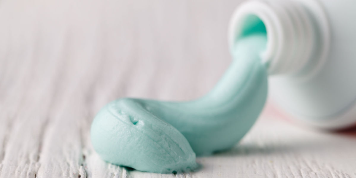 Nemt, billigt, genialt: 10 ting i hjemmet, du ikke anede kan rengøres med tandpasta