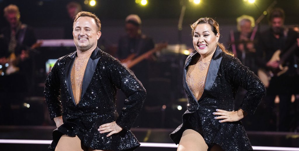 Thomas Evers danser i nonnekostume: Da han vender sig om, chokerer han Natasha Brock