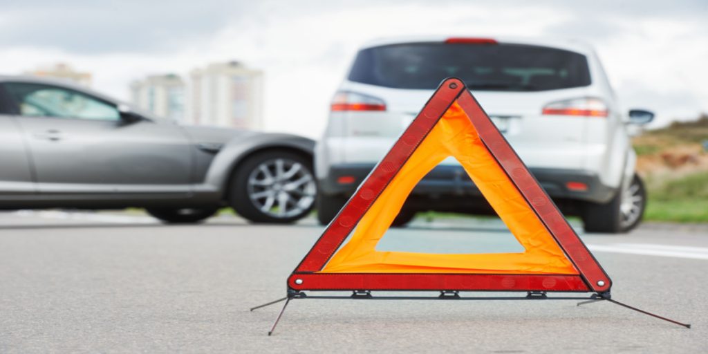 Biler og lastbil i uheld spærrer spor på Hveen Blvd.