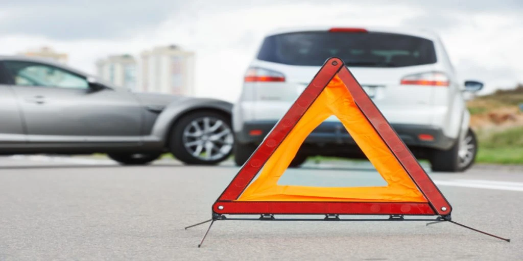 Biler og lastbil i uheld spærrer spor på Hveen Blvd.