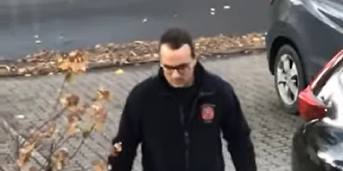 Han bliver kaldt ‘årets forælder’: Se hvorfor han bliver hyldet i den virale video