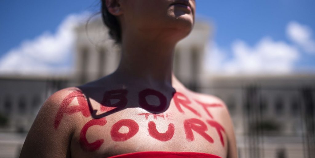 Kvinder raser over abortforbud i USA: Nu truer de med sex-strejke