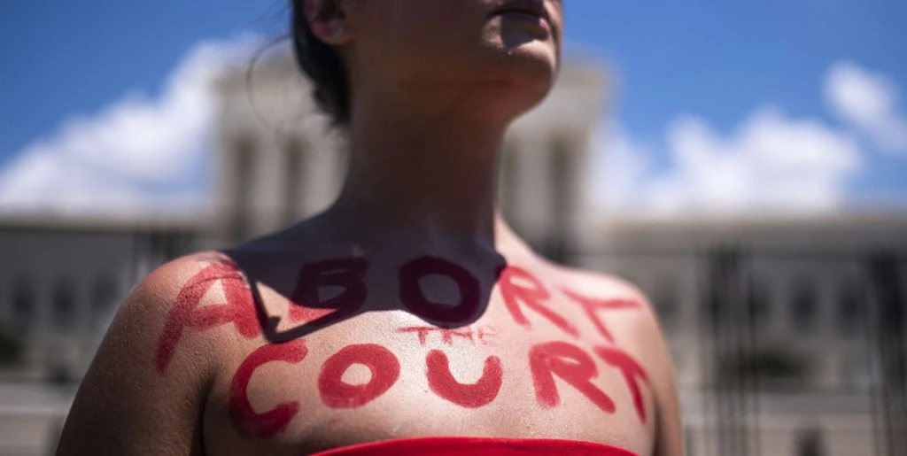 Kvinder raser over abortforbud i USA: Nu truer de med sex-strejke