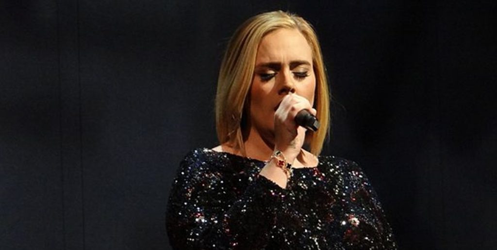 Adele deler trist nyt til danske fans