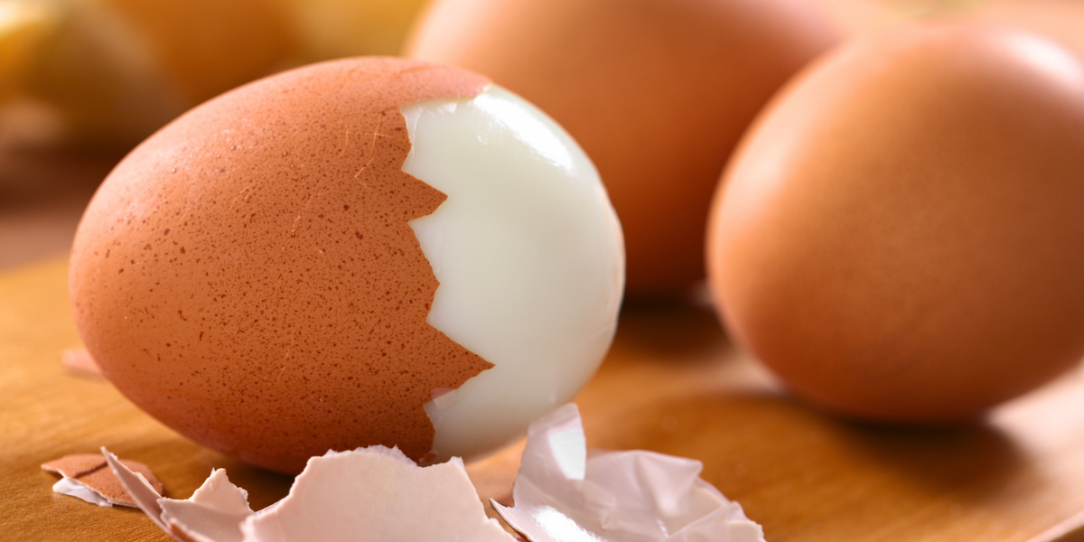 Tilføj blot denne ‘hemmelige’ ingrediens: Så får du det perfekte pillede æg