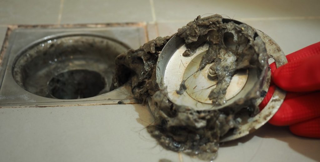 Ekspert: Sådan renser du et tilstoppet afløb