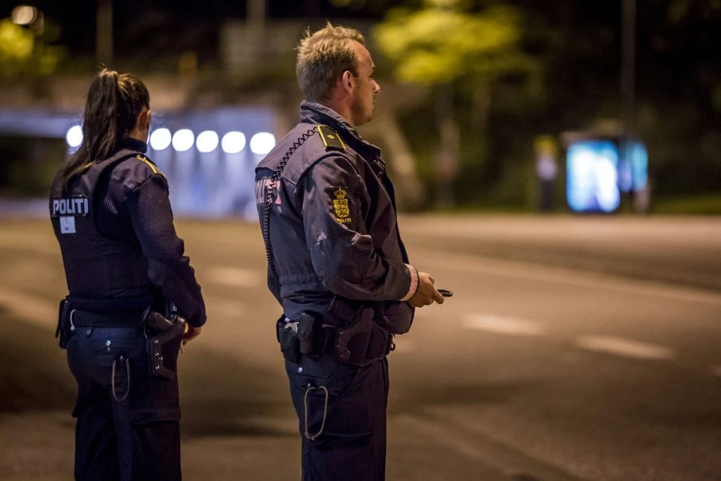 Flok af maskerede unge stormer butikscenter: 18-årig stukket med kniv