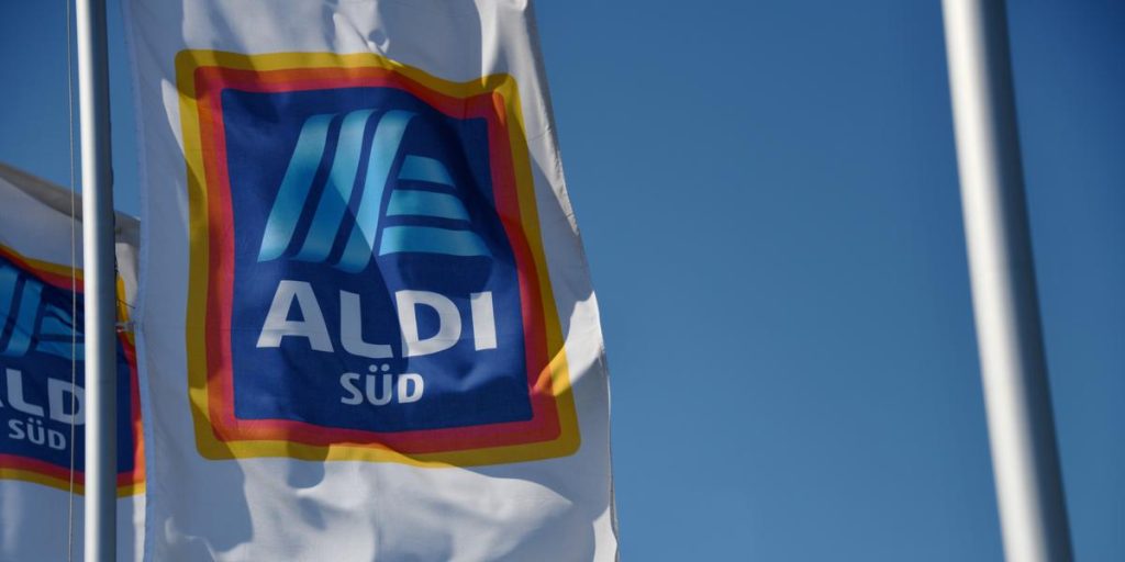 Hun betaler for en fremmed mands indkøbsvarer i Aldi: Får et chok, da hun møder på arbejde få uger senere