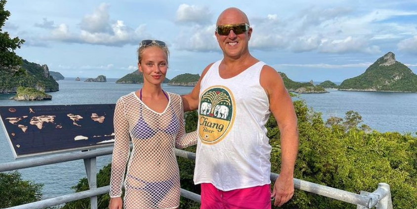 23-årig kvinde er forlovet med 56-årig millionær: Insisterer på at hun ikke er en golddigger