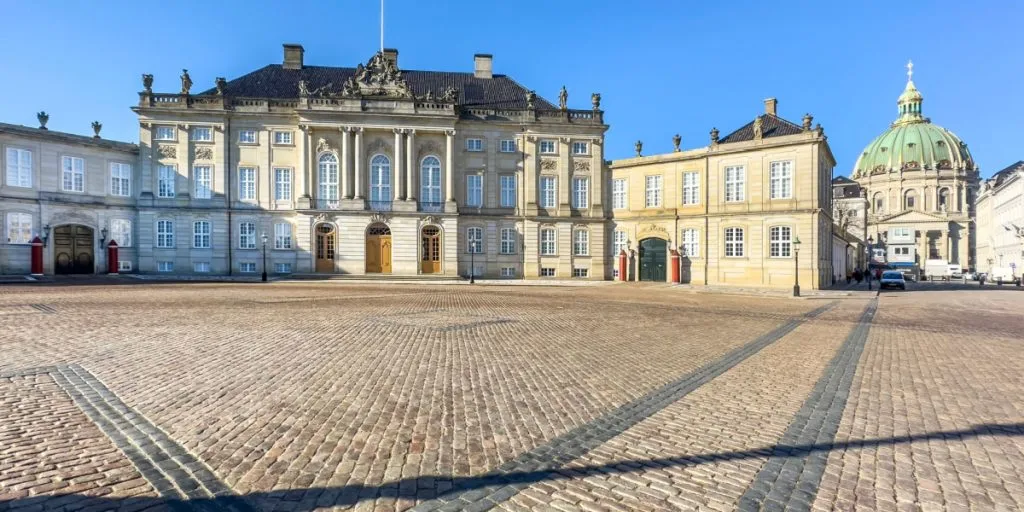 Amalienborg afspærret: Politiet hastet ud