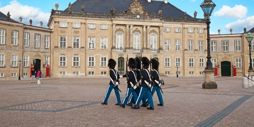 Skandale på Amalienborg: Alvorlige tiltaler er havnet i retten