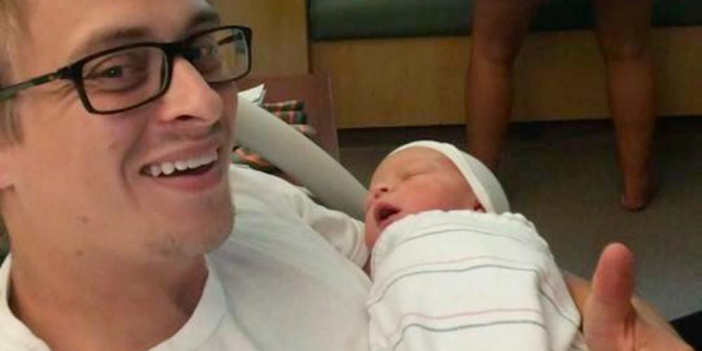 Den nybagte far tager selfie med sin søn – Moren i baggrunden har fået millioner til at reagere