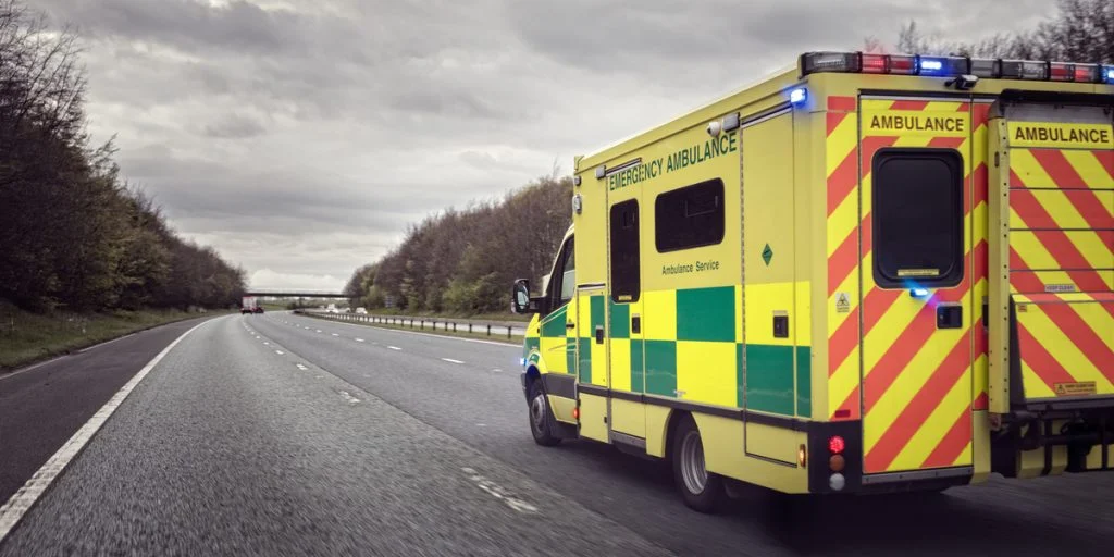Kvinde gjorde plads til ambulance – og så fik hun en parkeringsbøde