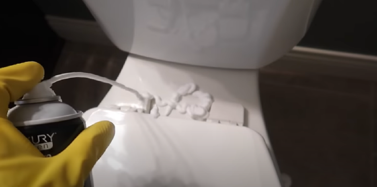 Andrea sprayer barberskum på toilettet: Når du ser, hvad der sker, vil du gøre det samme