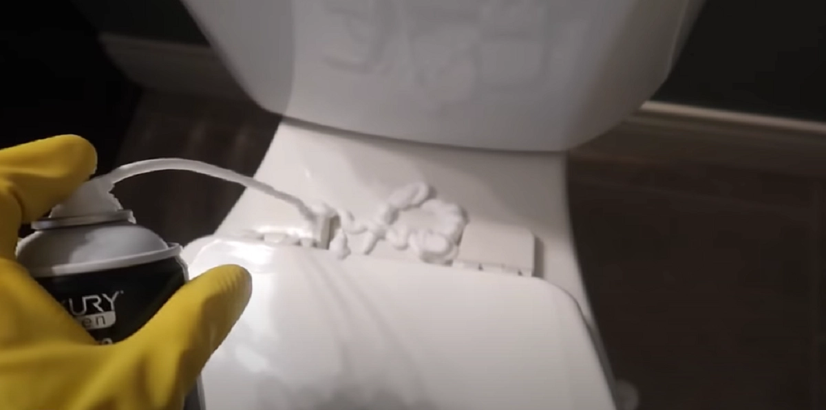 Andrea sprayer barberskum på toilettet: Når du ser, hvad der sker, vil du gøre det samme