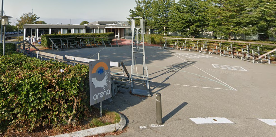 Skole evakueret efter skarp lugt – to personer på hospitalet