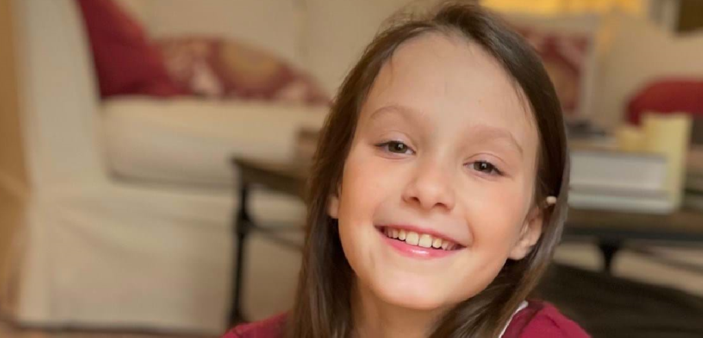 Lille dansk prinsesse bygger ‘hus’ i Frankrig