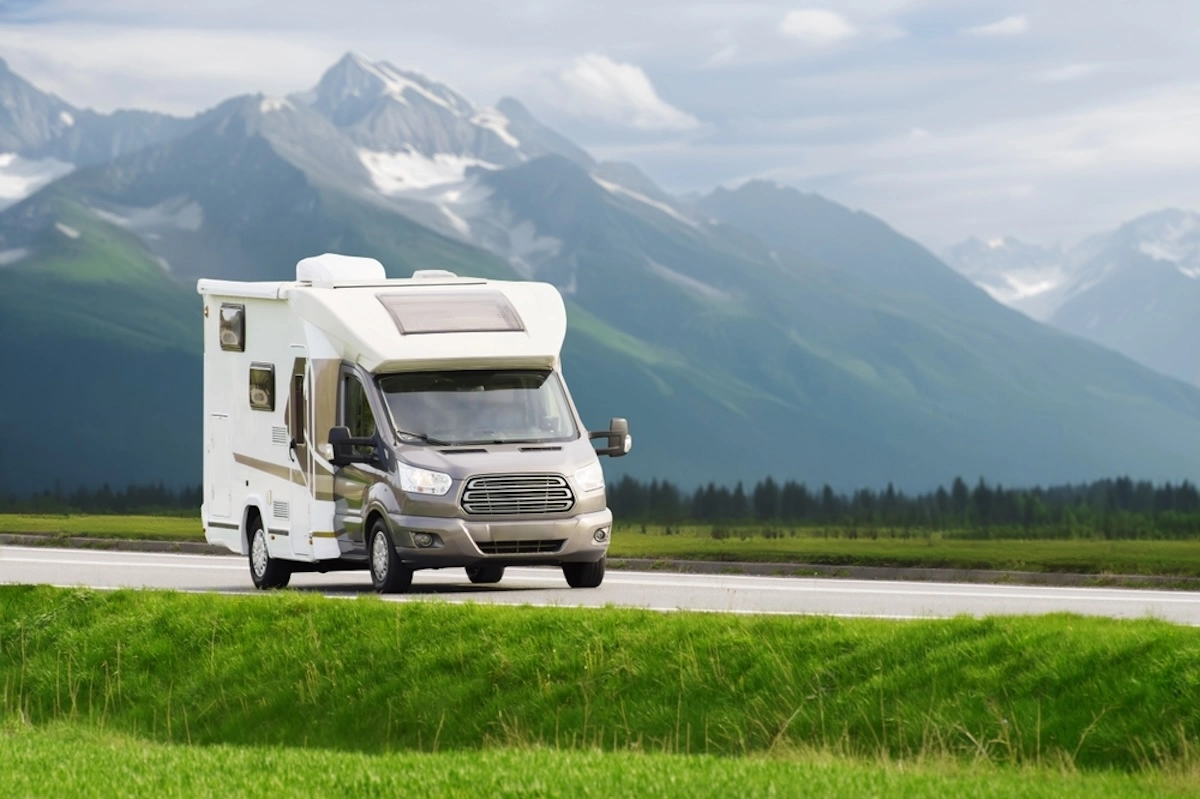 Fører opdager først efter mere end 8 kilometer, at svigermor er faldet ud af kørende autocamper