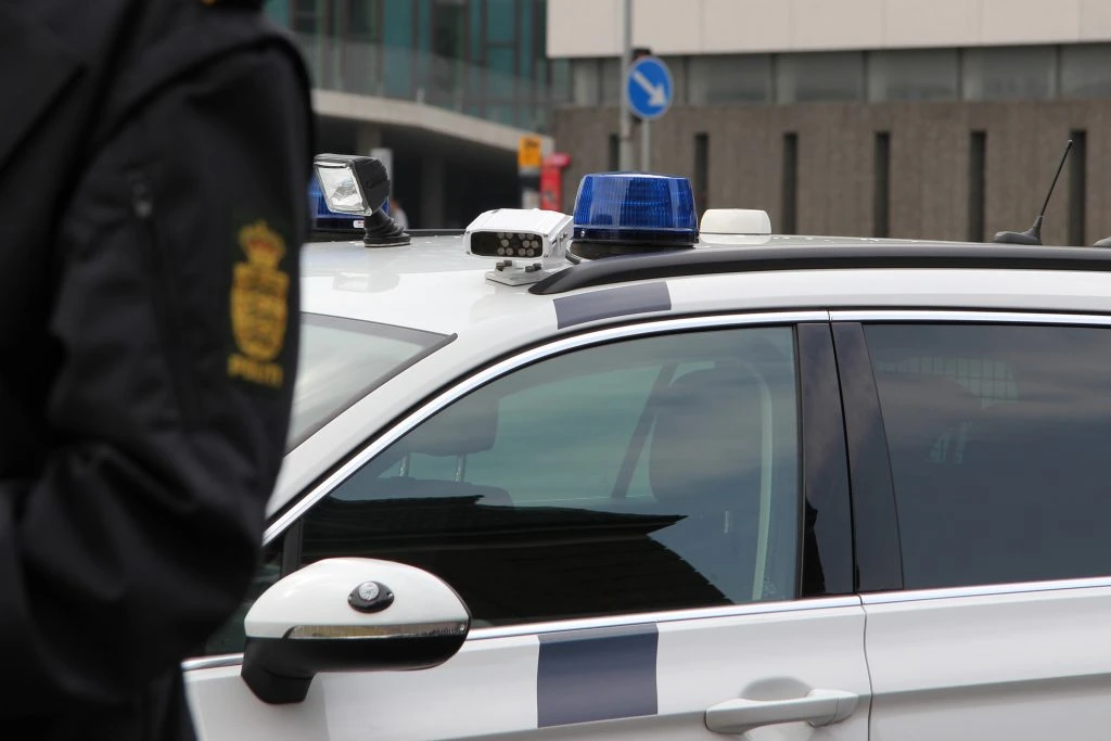 Efter stor interesse lukker politiet borgerne helt ind i patruljevognene