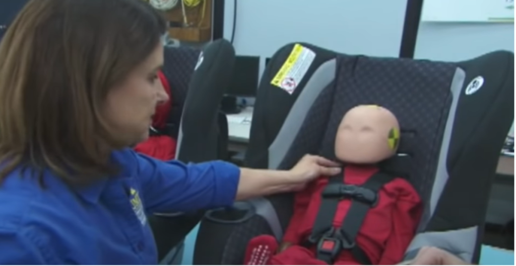 Politiet advarer: Derfor er det farligt at give dit spædbarn i autostol jakke på
