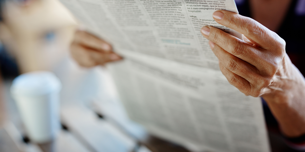 Sad og læste avisen: Pludselig får hun sit livs chok